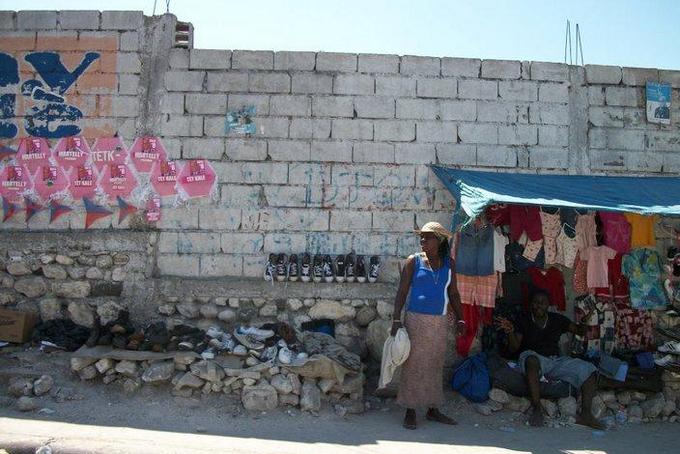 a makeshift market at roadside
