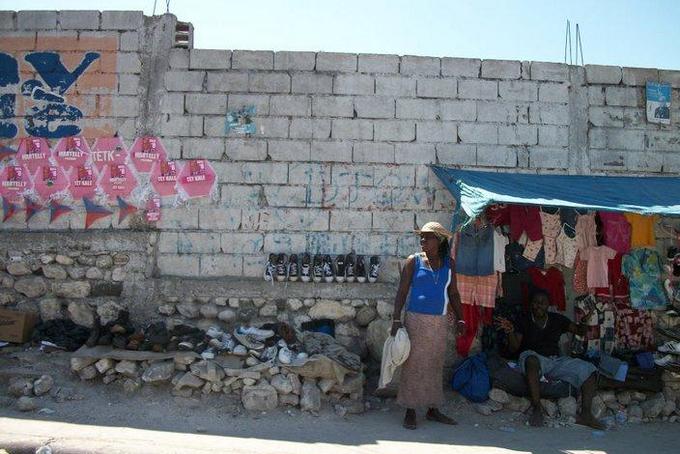 a makeshift market at roadside